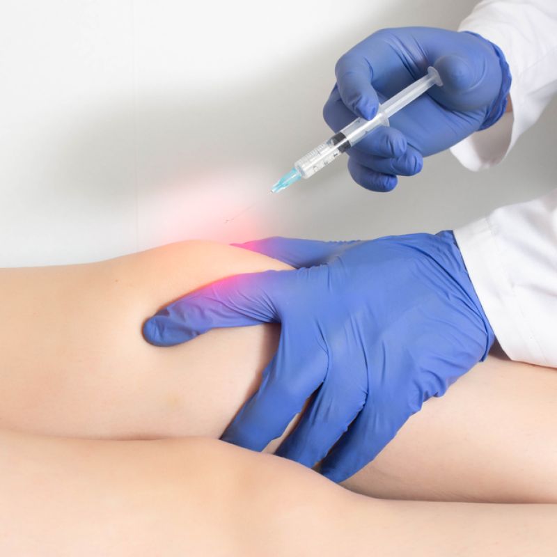 The,Doctor,Injects,An,Ozone-oxygen,Mixture,Into,The,Patient's,Knee